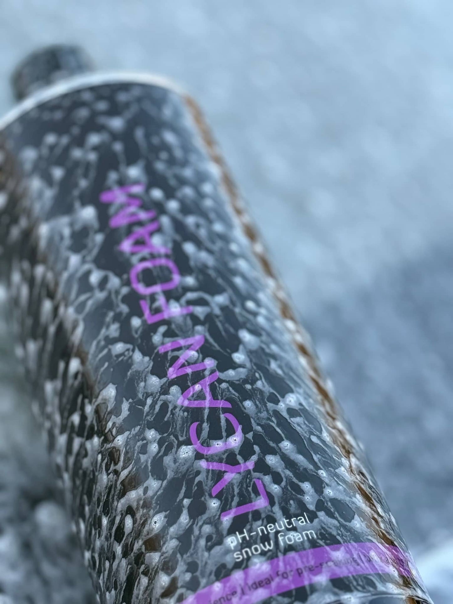 Lycan Auto Care snow foam bottle with pH-neutral formula for effective car cleaning