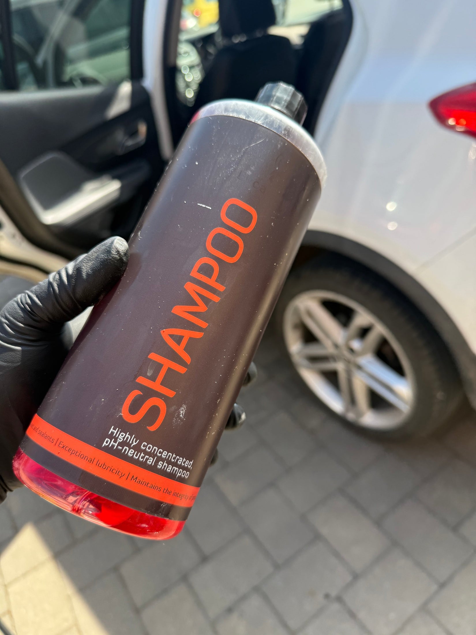 Lycan car shampoo bottle featuring highly concentrated pH-neutral formula for effective vehicle cleaning